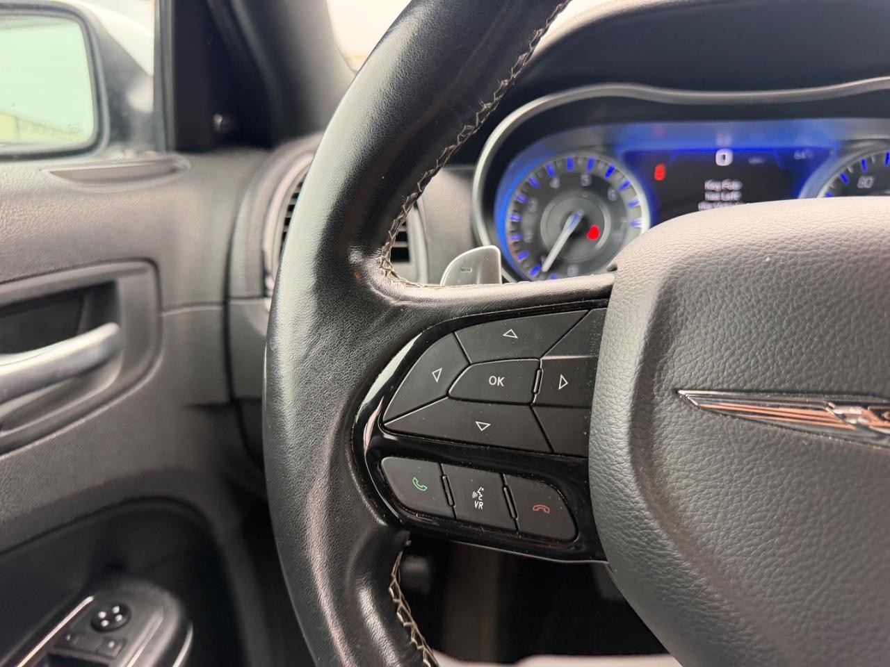 Chrysler 300 Vehicle Full-screen Gallery Image 12