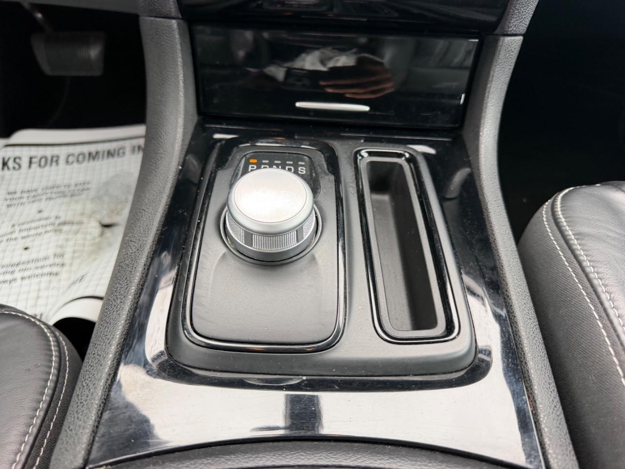 Chrysler 300 Vehicle Full-screen Gallery Image 16