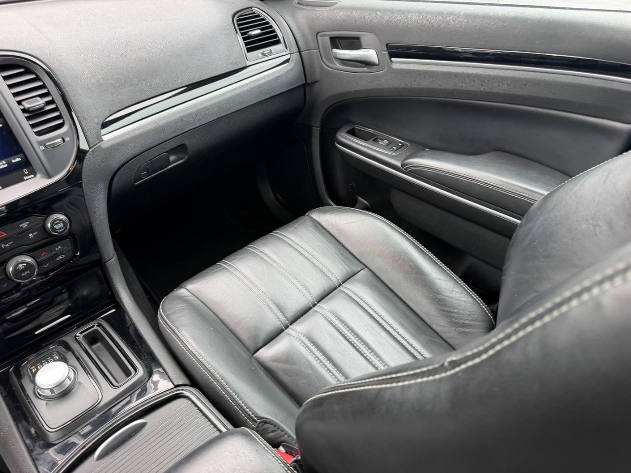 Chrysler 300 Vehicle Full-screen Gallery Image 17