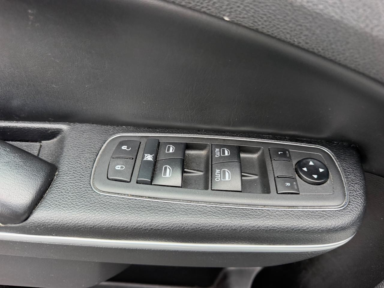 Chrysler 300 Vehicle Full-screen Gallery Image 18