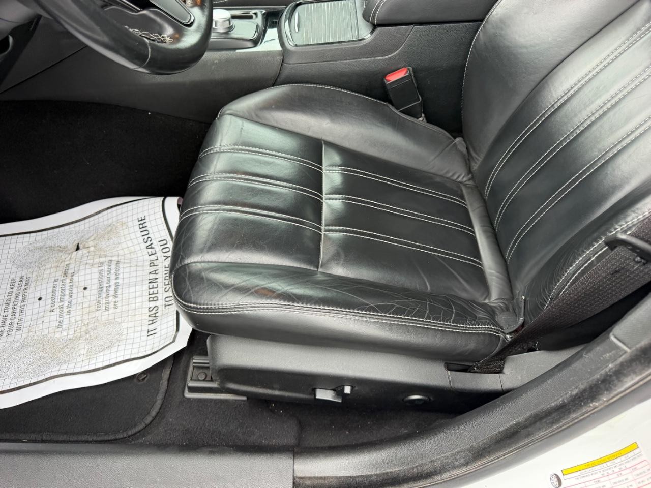 Chrysler 300 Vehicle Full-screen Gallery Image 19