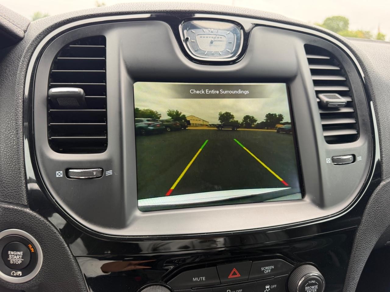 Chrysler 300 Vehicle Full-screen Gallery Image 21