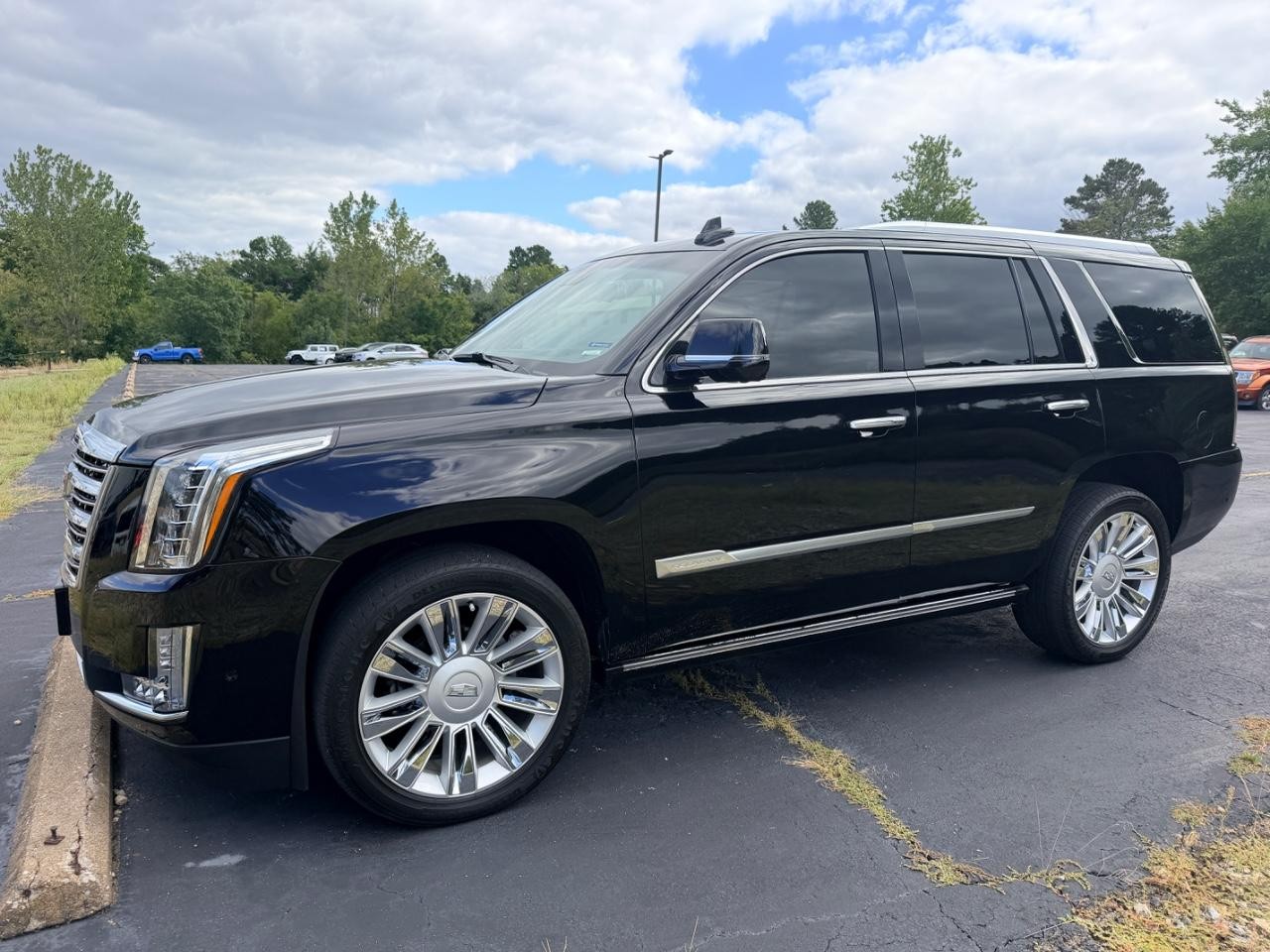 Cadillac Escalade Vehicle Full-screen Gallery Image 02