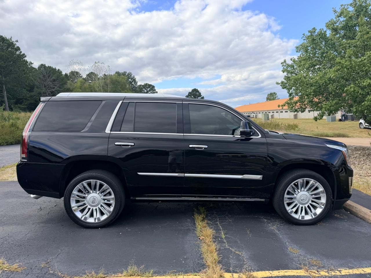 Cadillac Escalade Vehicle Full-screen Gallery Image 03