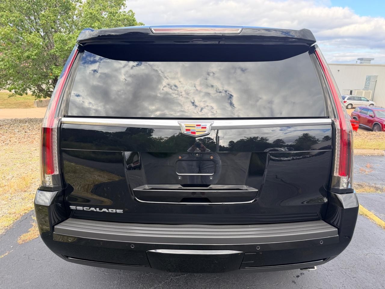 Cadillac Escalade Vehicle Full-screen Gallery Image 04