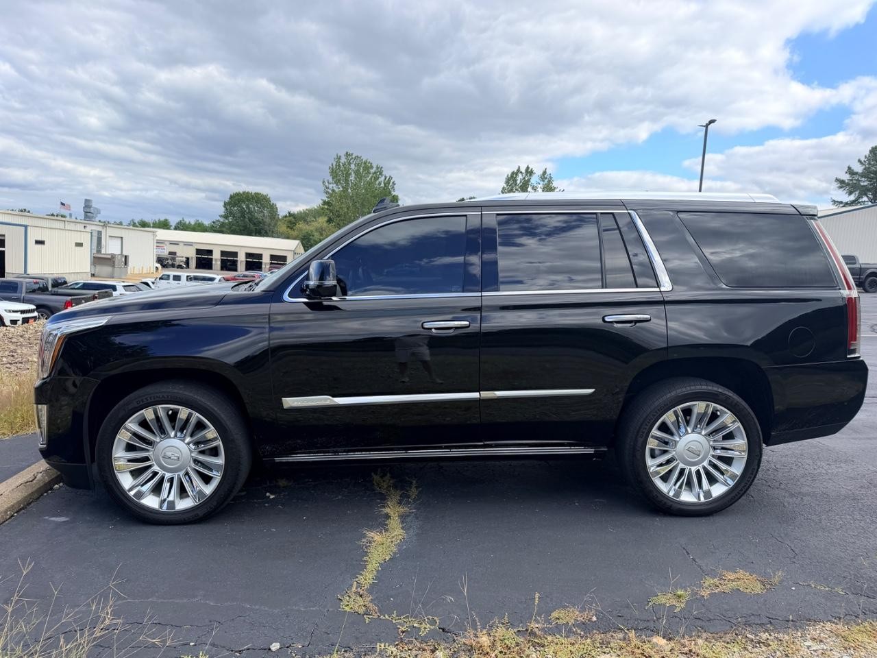 Cadillac Escalade Vehicle Full-screen Gallery Image 05