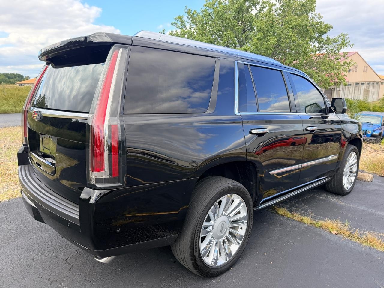 Cadillac Escalade Vehicle Full-screen Gallery Image 07