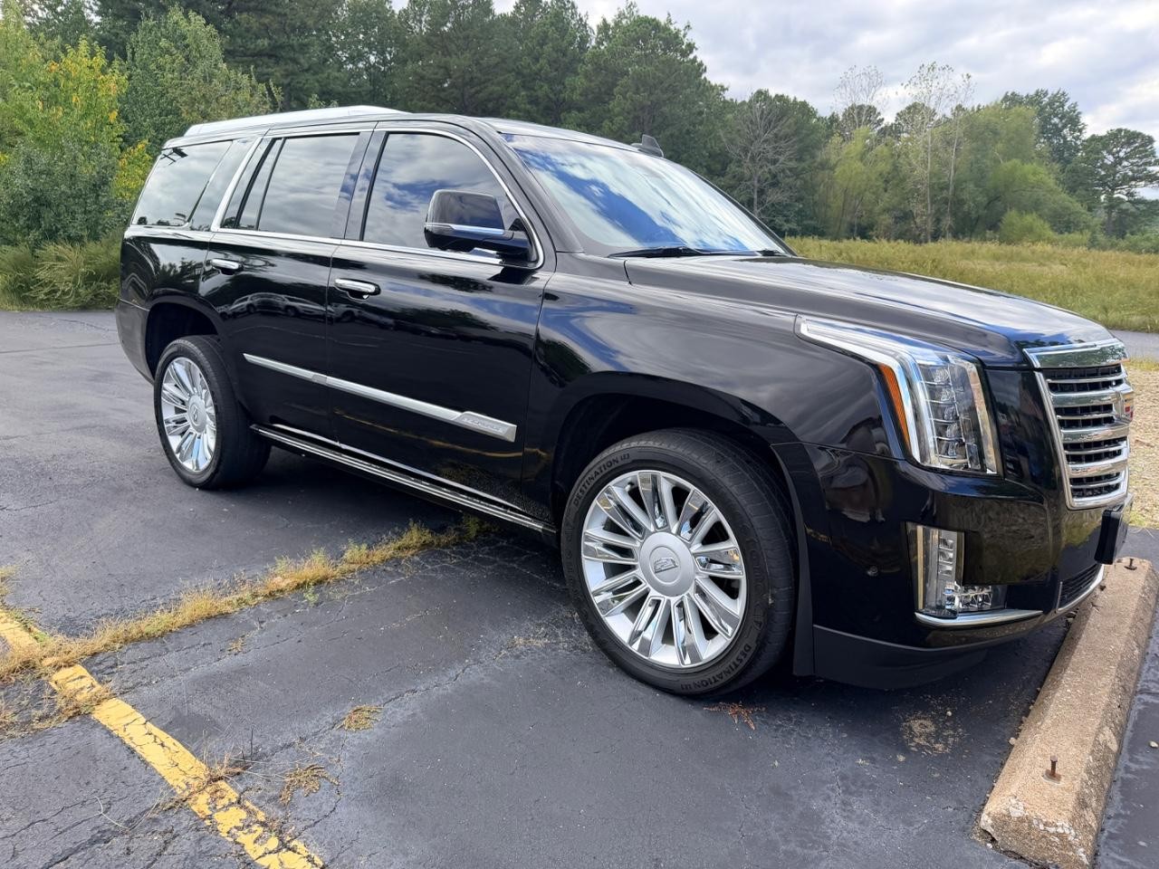 Cadillac Escalade Vehicle Full-screen Gallery Image 08