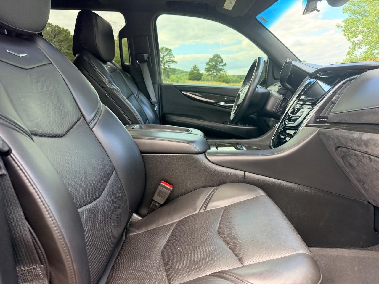 Cadillac Escalade Vehicle Full-screen Gallery Image 10