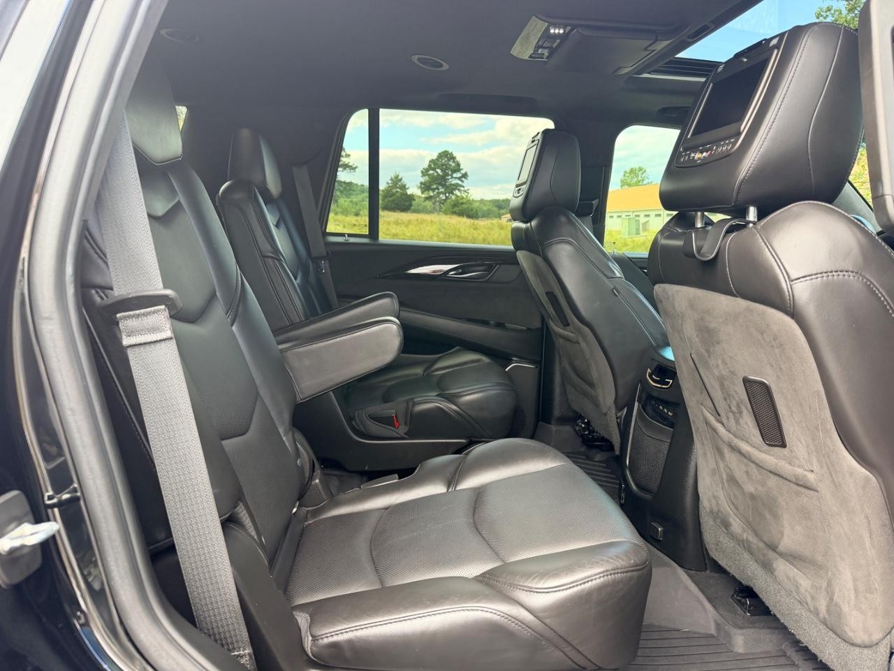 Cadillac Escalade Vehicle Full-screen Gallery Image 11