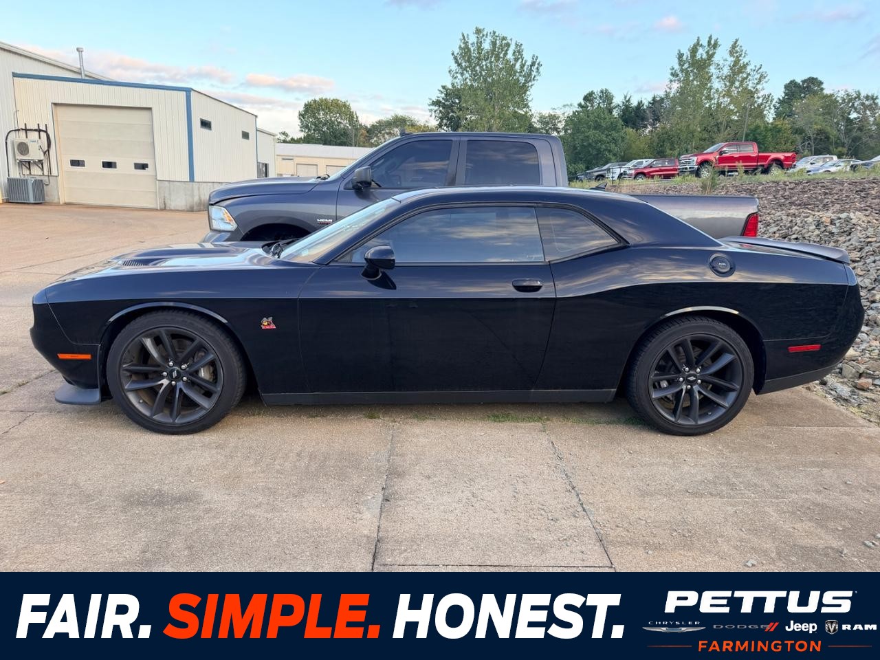 Dodge Challenger Vehicle Full-screen Gallery Image 01