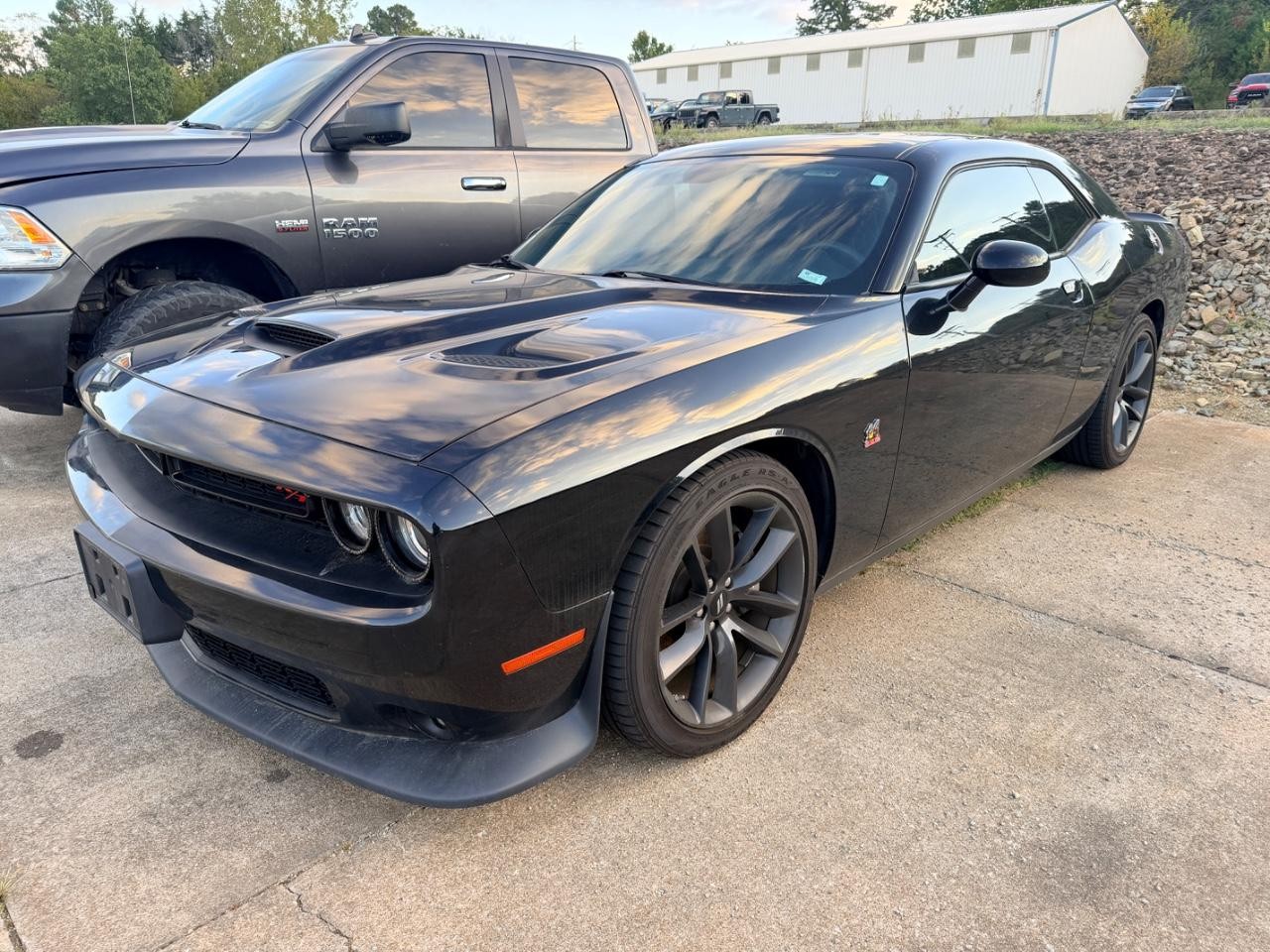 Dodge Challenger Vehicle Full-screen Gallery Image 02