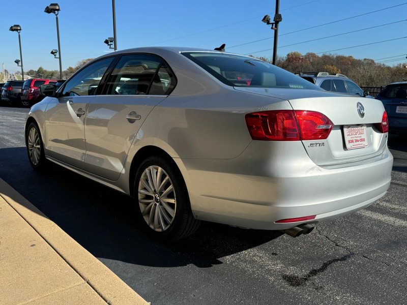 Volkswagen Jetta Sedan Vehicle Image 04