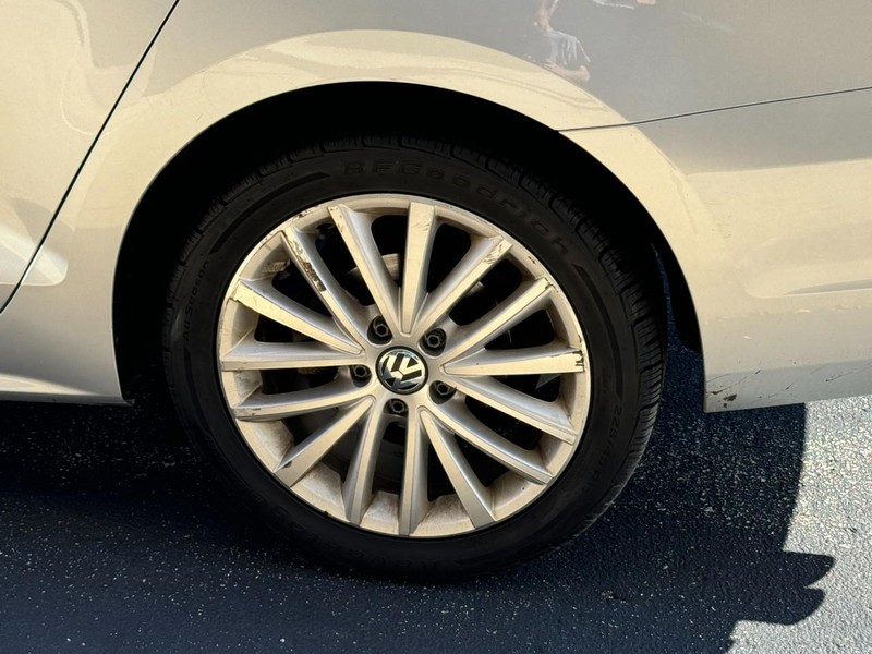 Volkswagen Jetta Sedan Vehicle Image 05