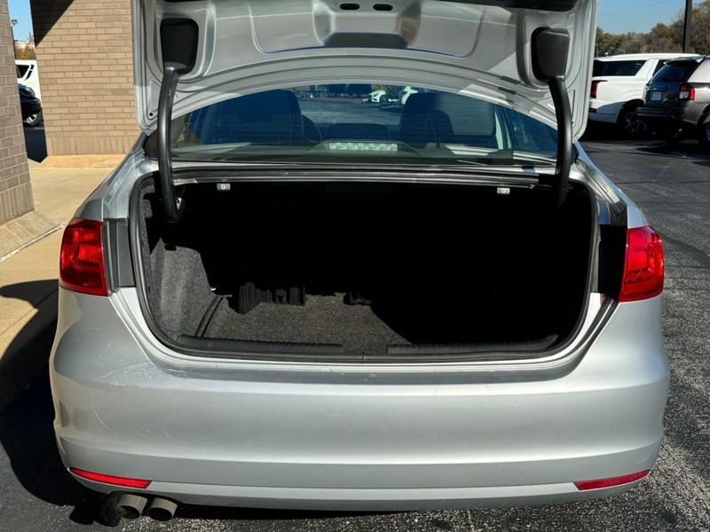 Volkswagen Jetta Sedan Vehicle Image 08