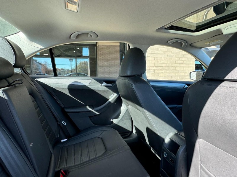 Volkswagen Jetta Sedan Vehicle Image 10