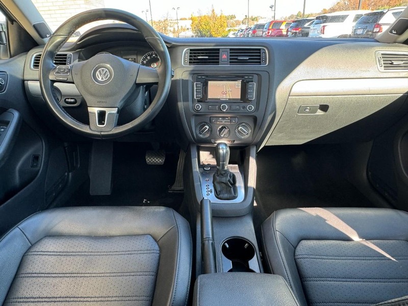 Volkswagen Jetta Sedan Vehicle Image 11