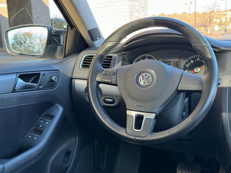 Volkswagen Jetta Sedan Vehicle Image 12