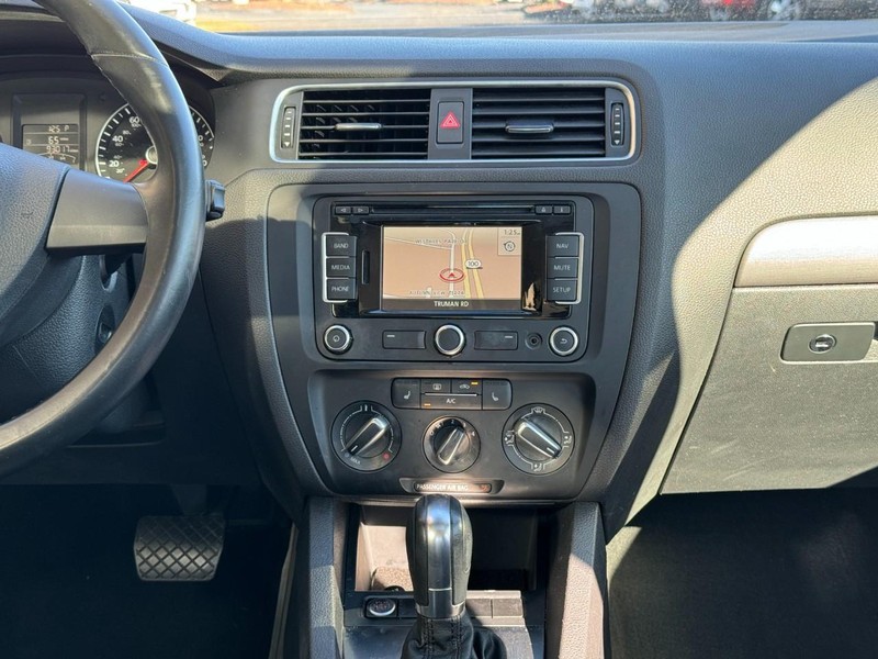 Volkswagen Jetta Sedan Vehicle Image 13