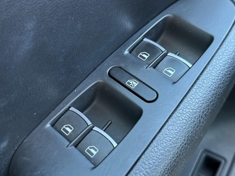Volkswagen Jetta Sedan Vehicle Image 22