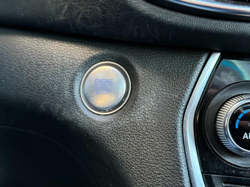 Hyundai Santa Fe Vehicle Image 21