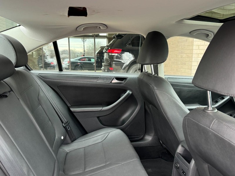 Volkswagen Jetta Sedan Vehicle Image 11