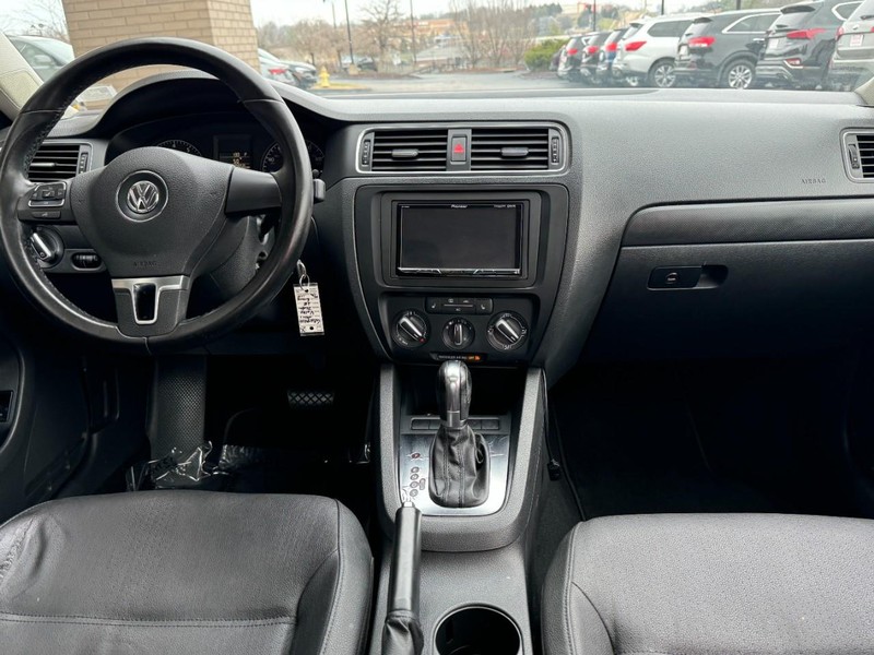 Volkswagen Jetta Sedan Vehicle Image 12
