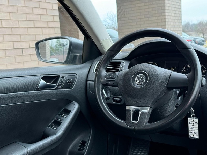 Volkswagen Jetta Sedan Vehicle Image 13