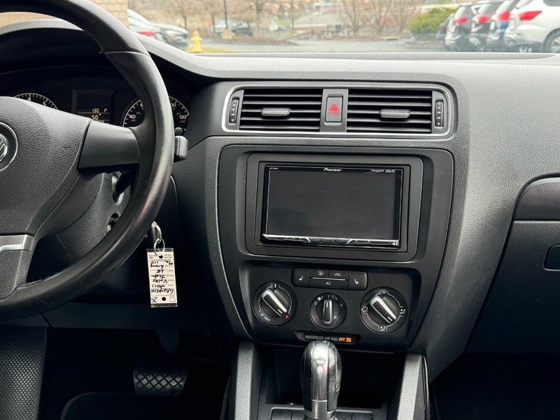 Volkswagen Jetta Sedan Vehicle Image 14