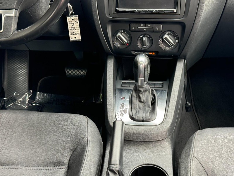 Volkswagen Jetta Sedan Vehicle Image 15