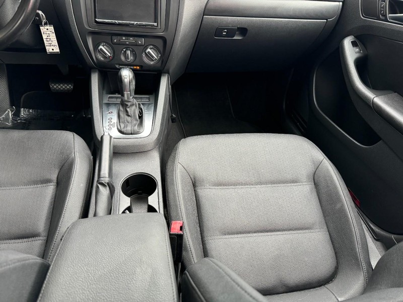 Volkswagen Jetta Sedan Vehicle Image 16