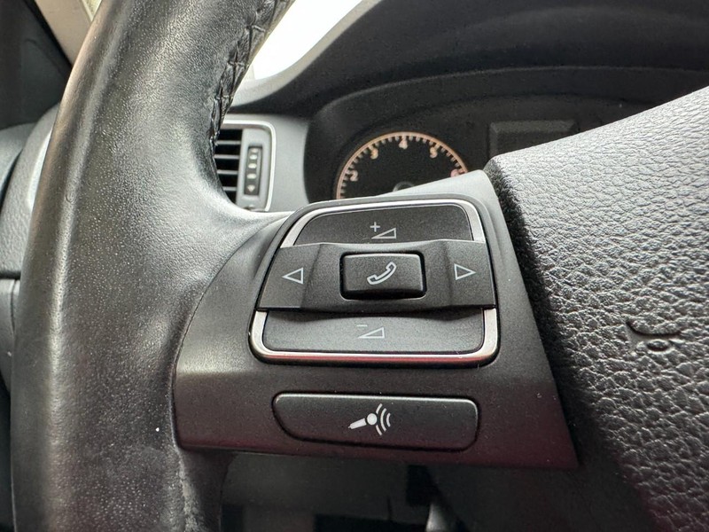 Volkswagen Jetta Sedan Vehicle Image 17