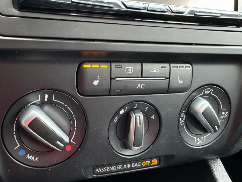 Volkswagen Jetta Sedan Vehicle Image 20