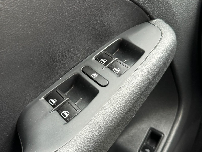 Volkswagen Jetta Sedan Vehicle Image 21