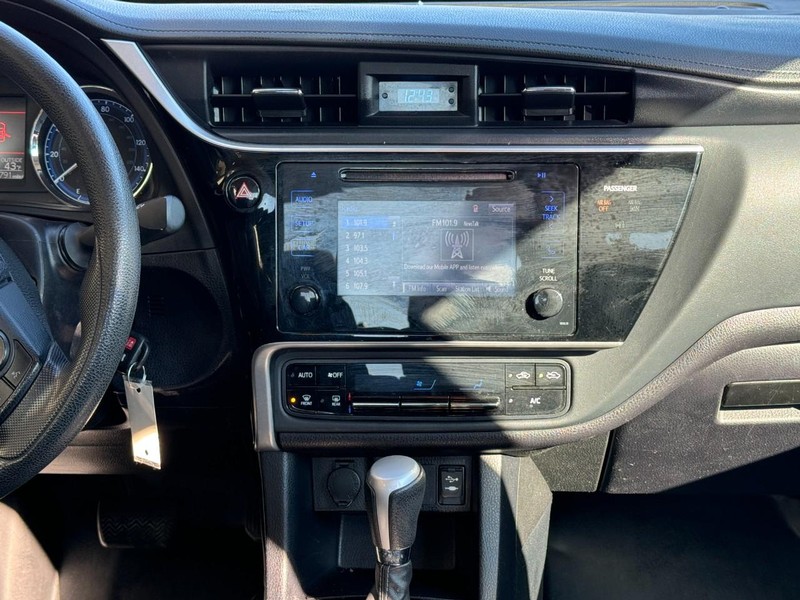 Toyota Corolla Vehicle Image 13