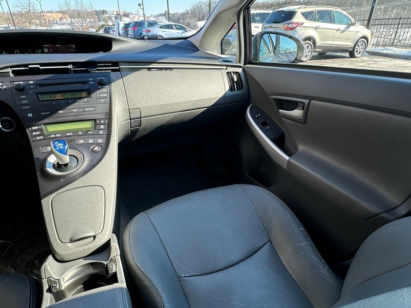 Toyota Prius Vehicle Image 16