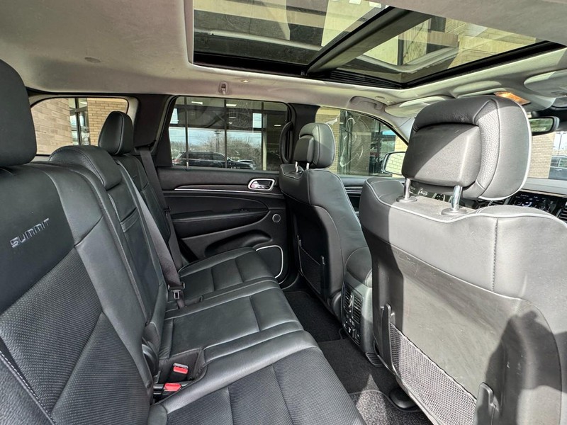 Jeep Grand Cherokee Vehicle Image 10