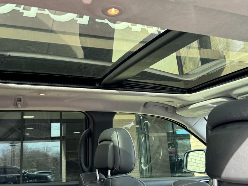 Jeep Grand Cherokee Vehicle Image 11