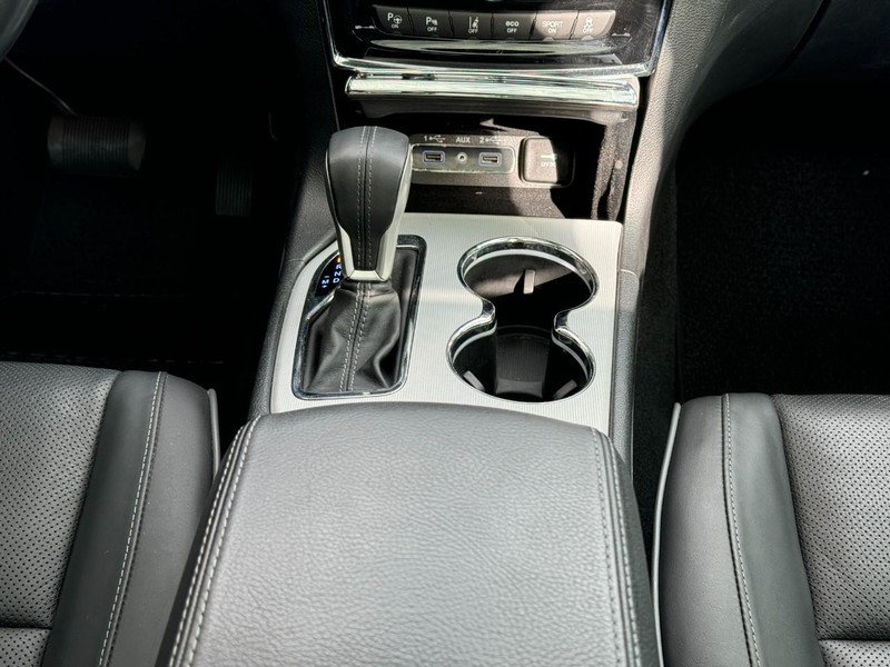 Jeep Grand Cherokee Vehicle Image 15