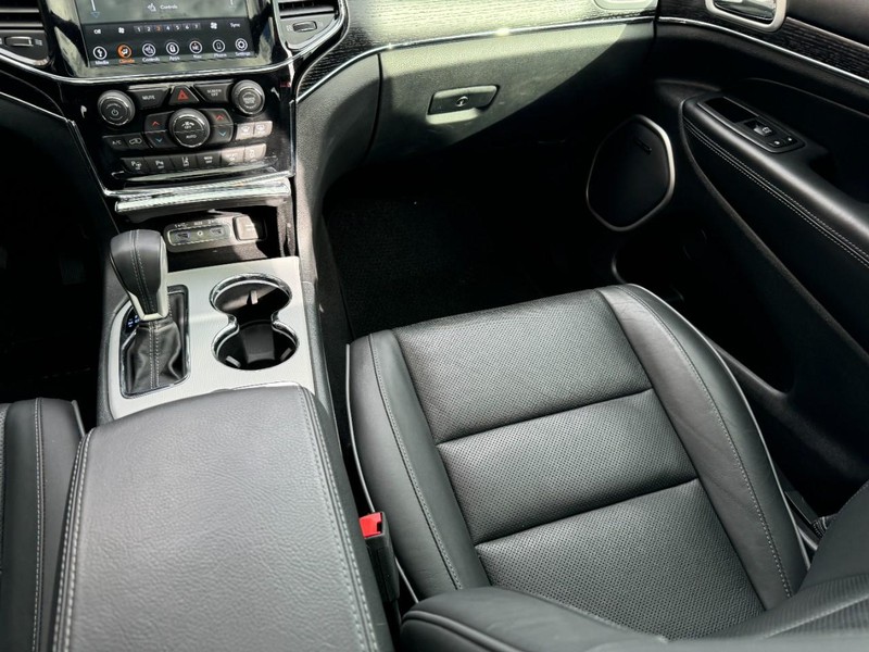 Jeep Grand Cherokee Vehicle Image 16