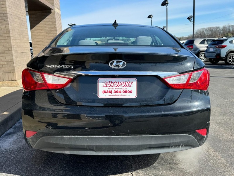 Hyundai Sonata Vehicle Image 09