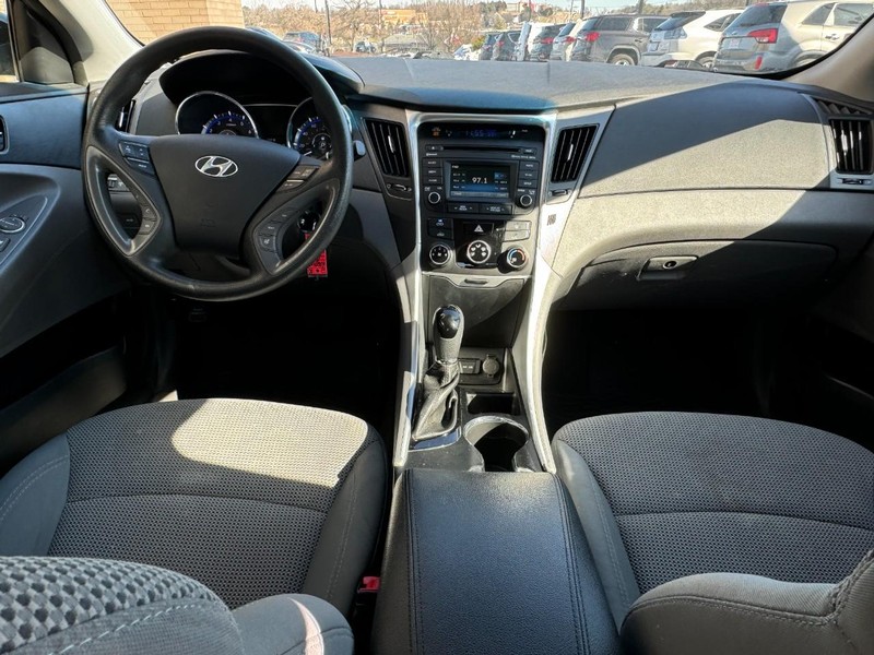 Hyundai Sonata Vehicle Image 11