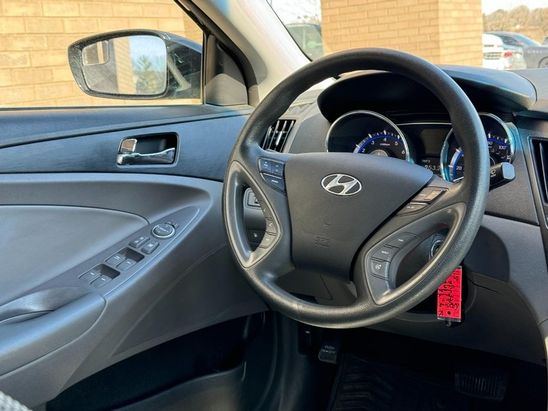 Hyundai Sonata Vehicle Image 12