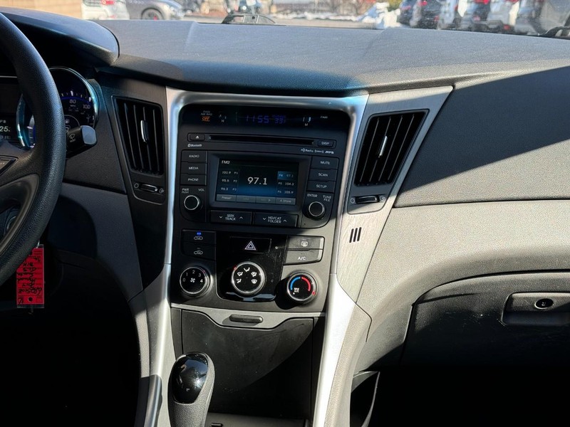 Hyundai Sonata Vehicle Image 13