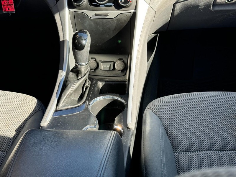 Hyundai Sonata Vehicle Image 14