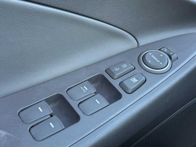 Hyundai Sonata Vehicle Image 22