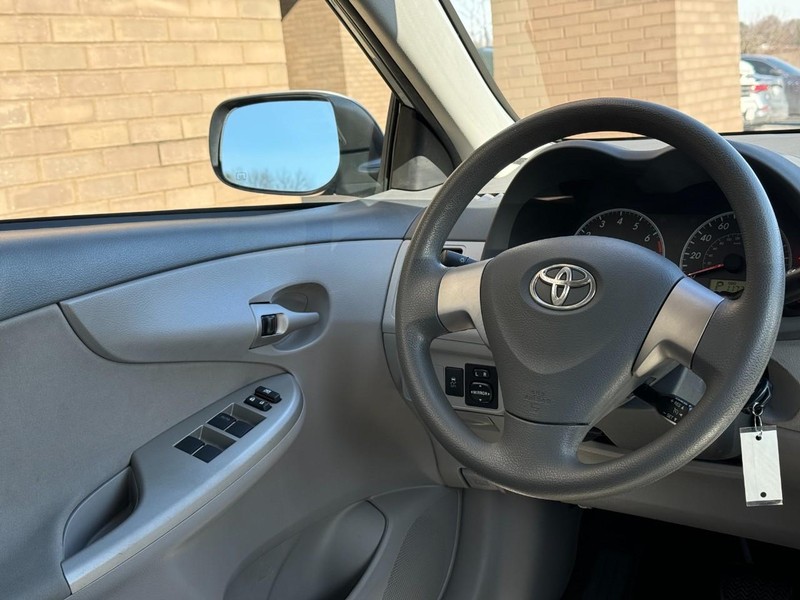 Toyota Corolla Vehicle Image 12