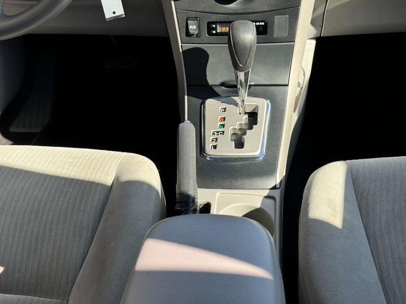 Toyota Corolla Vehicle Image 14