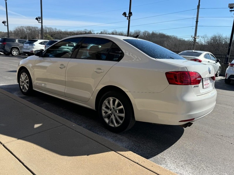 Volkswagen Jetta Sedan Vehicle Image 04