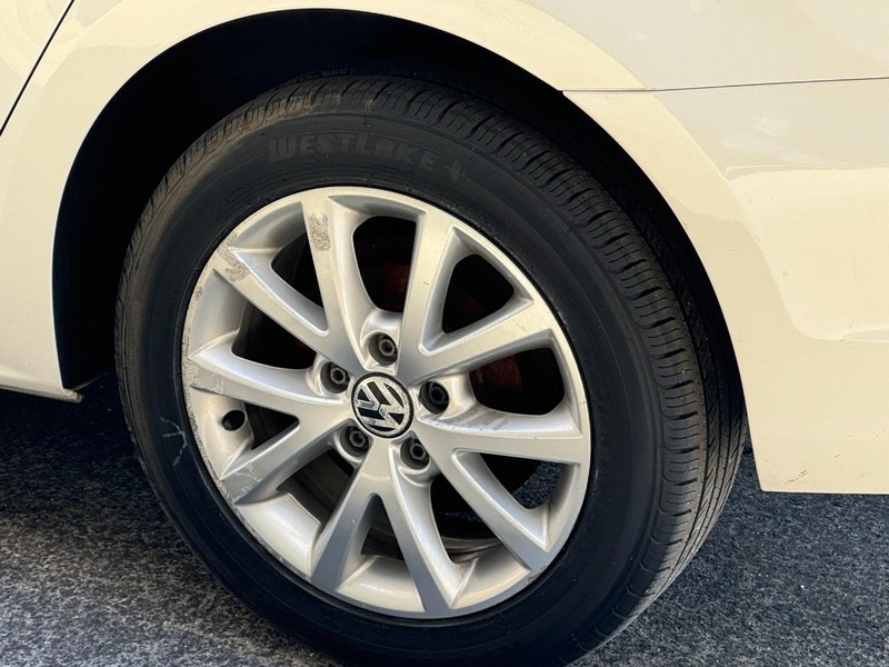Volkswagen Jetta Sedan Vehicle Image 05